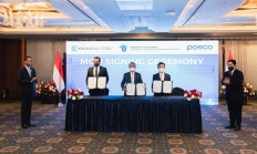 The memorandum of understanding was signed by Investment Minister Bhalil Lahadalla, president director of Krakatau Steel Silmy Karim, and CEO of Posco Kim Hag Dong, and witnessed by President Joko 