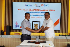 BNI corporate banking 1 head I Made Sukajaya (left) and Japfa director Leo Handoko (right) shake hands during a signing ceremony for a deal on sustainability linked loans (SLLs) worth Rp 1.42 trillion (US$95 million) between BNI and Japfa Comfeed Indonesia, in June in Jakarta. BNI continues to drive change toward the future of sustainable business in Indonesia through the five-year bilateral credit facility.