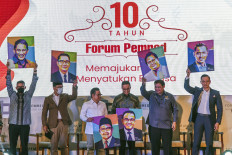 Keynote speakers pose for photos at the 10th anniversary commemoration of the Chief Editors Forum in Jakarta on Aug. 5. They are (from left) Tourism and Creative Economy Minister Sandiaga Uno, West Java Governor Ridwan Kamil, House of Representatives deputy speaker and National Awakening Party (PKB) chair Muhaimin Iskandar, Jakarta Governor Anies Baswedan, Coordinating Economic Minister and Golkar Party chair Airlangga Hartarto and Democratic Party chair Agus Harimurti Yudhoyono.
