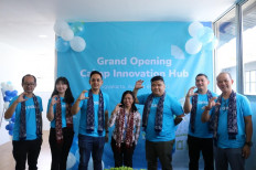(Fourth from left) Representatives from the Universitas Yogyakarta (UTY) were attending the office opening along with Cakap’s team. 