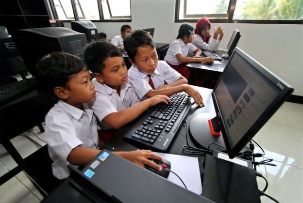 Learning by clicking: Students of Bronggang Baru state elementary school in Cangkringan district, Sleman, Yogyakarta, surf the internet on Jan. 19, 2012, during an extracurricular program. 