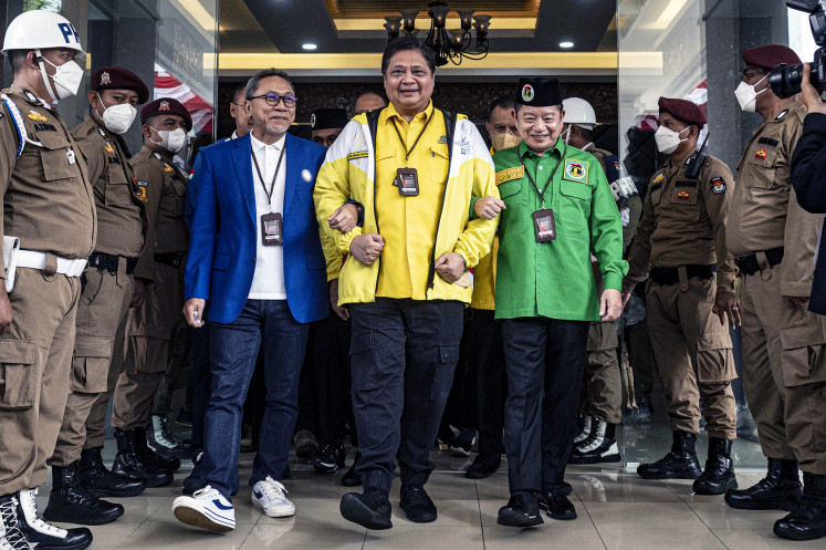 Three in one: (From left) National Mandate Party (PAN) chair Zulkifli Hasan, Golkar Party chair Airlangga Hartarto and United Development Party (PPP) chair Suharso Monoarfa link arms after registering their parties’ joint participation in the 2024 elections with the General Elections Commission (KPU) in Jakarta on Aug. 10, 2022. The three parties are grouped under the United Indonesia Coalition (KIB).