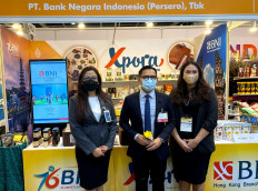 BNI Hong Kong general manager Endah Tjahyani (left), Indonesian Consul General in Hong Kong Ricky Suhendar (center) and BNI Hong Kong head of financial institutions Icha Purliasih at the 2022 Hong Kong Food Expo, on Thursday. BNI is constantly watching out for potential buyers that will bring micro, small and medium enterprises’ (MSME) products to Hong Kong, encouraging trade and helping Indonesian products enter and be accepted in the local market.