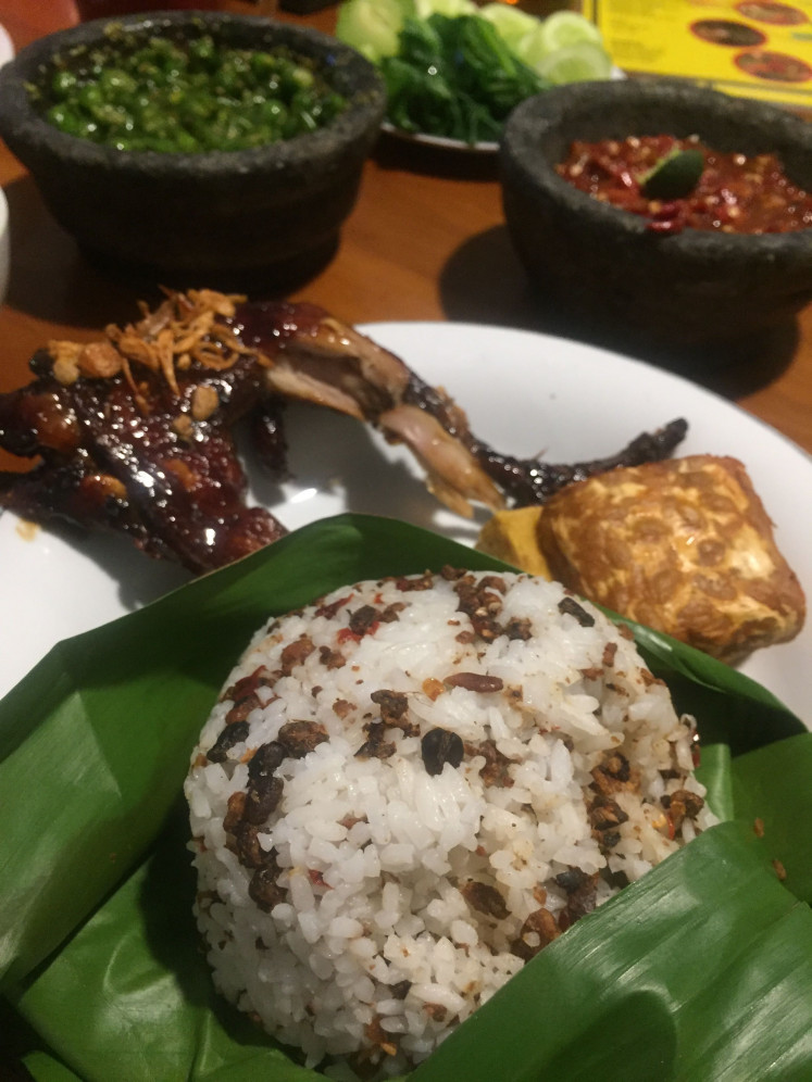 Beaned grains: 'Nasi tutug oncom' at Rumah Makan Mang Akub is one of the recommended alternatives to plain white rice, as well as 'nasi liwet' for a more adventurous mood. (JP/Anindito Ariwandono)
