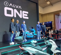 PT Ilectra Motor Group president director Purbaja Pantja (second left) and Indika Energy president director Arsjad Rasjid (center) stand on stage during the Alva One launching ceremony on Aug. 11.