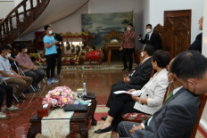 A former Indonesian victim of human trafficking (third left, in blue) speaks up about his experience in front of Foreign Minister Retno LP Marsudi (right, seated, in white) and her entourage at the Indonesian Embassy in Phnom Penh, Cambodia on Aug. 2, 2022. The government managed to set free scores of Indonesian trafficking victims with the help of Khmer authorities after one supposed victim went viral with his plea for help to Central Java Governor Ganjar Pranowo on social media in July.