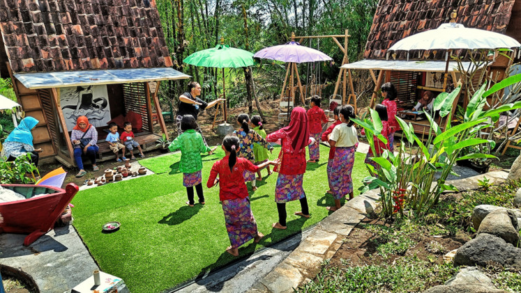 School visit: A number of children learn a Javanese dance at the i-Care Academy, a non-formal school managed by Amero Jewellery. (JP/Sylviana Hamdani)