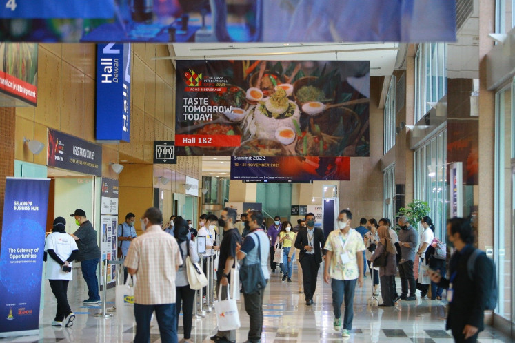 Visitors around the hallway to the entrance of SIE F&B2021.