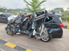This photo, provided by the Central Java Police, depicts the Toyota Innova involved in the accident that killed former public works deputy minister Achmad Hermanto Dardak in Central Java, on Aug. 20.