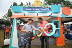 BNI and UI Collaboration -- BNI Head of Institutional Relations Division 2 Arya Prajaka (right) and ILUNI UI Chairperson Andre Rahadian (left) launched the ILUNI UI KTA membership card and UI Connect gen 2 application at the UI 2022 Homecoming Day event on the UI Campus, Depok, West Java, Sunday, Aug. 21. BNI will continuously strive to improve services in providing digital-based integrated financial solutions that are in accordance with the needs of the institutional and higher education financial ecosystem.