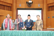 Prof. Dr. Zia Ul-Qayyum of AIOU and Prof. Drs. Ojat Darojat, M.Bus., Ph.D. held up MoAs after the signing on Monday at Universitas Terbuka