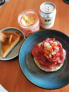 Trending delights: Hagu Coffee & Space’s signature dishes include (clockwise from right) Smoked Beef Bacon, Lotus Cheesecake, Boogie Candyland mocktail and Buitensoul mocktail. (JP/Felix Martua)