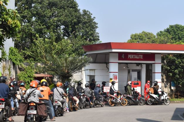 Subsidy addicts: Motorists line up for subsidized RON-90 Pertalite fuel at a gas station in Bogor city, West Java on Aug. 9. The government has begun discussions on whether to increase the price of Pertalite soon.