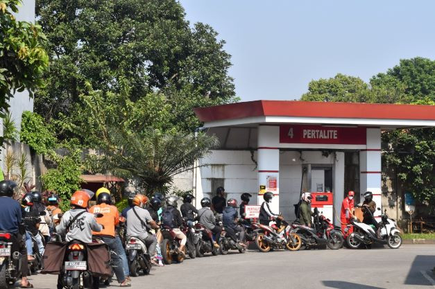 Subsidy addicts: Motorists line up on Aug. 9 for subsidized RON-90 Pertalite fuel at a gas station in Bogor city, West Java. The government has begun discussions on whether to increase the price of Pertalite soon.