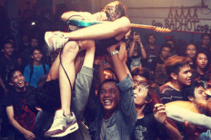 Lords of the underground: Biman (top) from grindcore-group Rajasinga is crowd surfing during Liga Musik Nasional's special show at Reneo Cafe in Bukit Jarian, Bandung, West Java, on July 22, 2011. (Courtesy Nasrul Akbar)