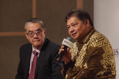 Coordinating Economic Minister Airlangga Hartarto speaks during a public lecture at the Rajaratnam School of International Studies as former secretary-general of ASEAN Ong Keng Yong listens on Aug. 29.