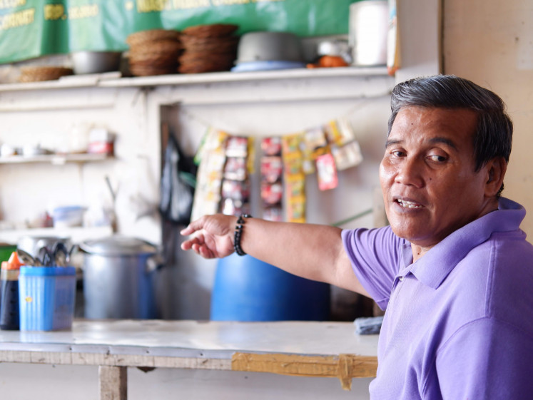 Feeding the masses: Ubed, the owner of Warung Pak Ubed in Ciumbuleuit, takes a quick breather in the middle of his shift. (JP/Anindito Ariwandono)