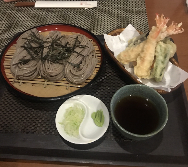 Contrast dish: Kikugawa's Tenzaru Soba serves up cool buckwheat noodles alongside a selection of deep-fried tempura and dipping sauce. (JP/Tunggul Wirajuda)