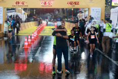 (center in green jersey) Hassan Toriss from Morocco, the winning champion of Maybank Marathon 2022 Male Marathon Open Category.