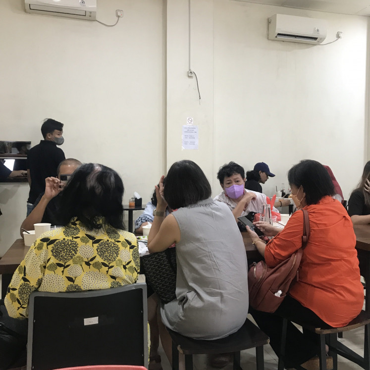 Dig in!: Bakmi Godila’s customers tuck in to their food at lunchtime. (JP/Tungul Wirajuda)
