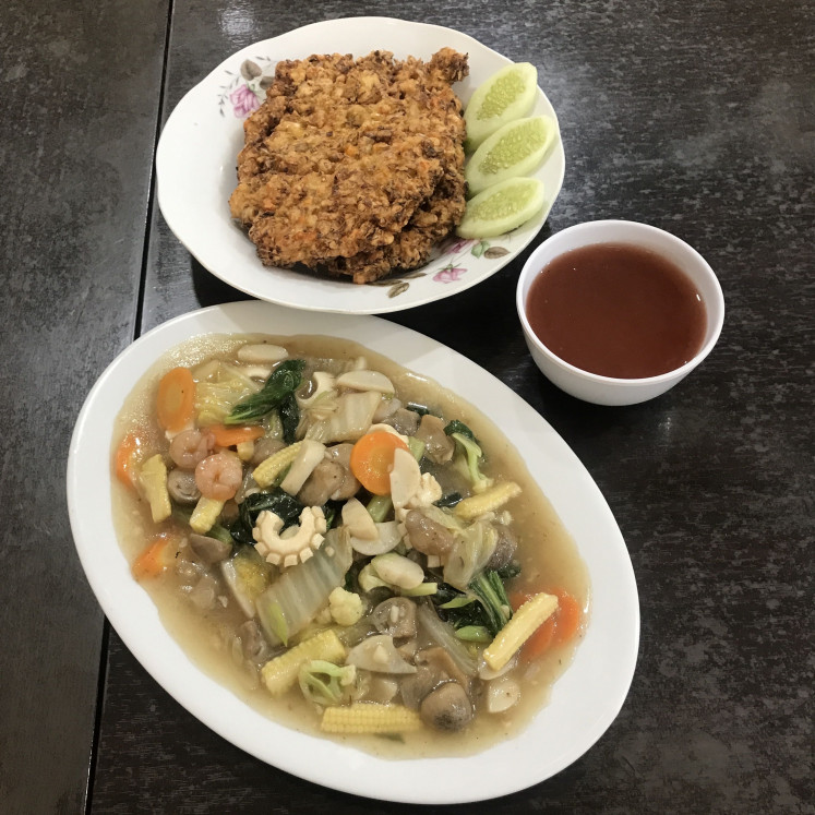 Hearty meals: Pictured are a plate of fuyung hai omelette and seafood cap cay or stir fry at Bakmi Godila. (JP/Tungul Wirajuda)