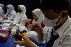 Students with special needs participate in a handicraft class at the Art Training Center in Central Jakarta on Monday.