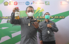 Energy and Mineral Resources Minister Arifin Tasrif (left), accompanied by the ministry’s director general of new, renewable energy and energy conservation, Dadan Kusdiana, holds up a bottle of B40 fuel after a vehicular road test in Jakarta, on July 27. The road test used two types of fuel, B40 (60 percent diesel and 40 percent biodiesel) and B30D10 (60 percent diesel, 30 percent biodiesel and 10 percent biocarbon) with the purpose of receiving technical recommendations on diesel vehicles before being rolled out for general use. 