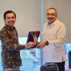Tangerang Regent Ahmed Zaki Iskandar (right) offers The Jakarta Post editor-in-chief M. Taufiqurrahman a token of appreciation at the end of the former's visit to the paper’s offices in Palmerah, West Jakarta, on Sept. 5, 2022.