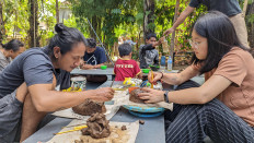 Sunday fun day: Australian tourist Sue Xu Ding (right) works with terracotta during a Kelompok Seni Gotong Royong Sunday community workshop with member Nyoman 'Pimen' Sukariana. (Courtesy of Sue Xu Ding)
