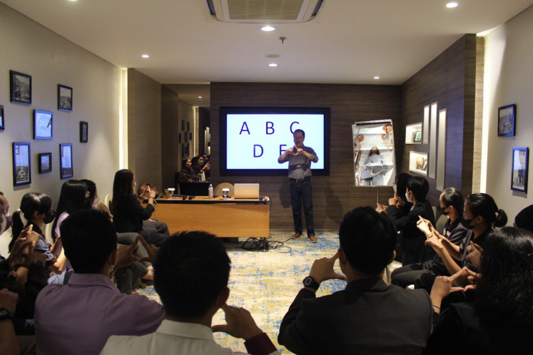 Learning the signs: Iwan Satryawan, one of Pubisindo’s speakers and trainers, teaches a sign language class at Hotel Mercure Sabang, Central Jakarta, on June 23. (Courtesy of Pusbisindo)