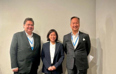 Coordinating Economic Minister Airlangga Hartarto (left) poses for a photo with United States Trade Representative Katherine Tai (center) after a meeting in Los Angeles on Sept. 7.