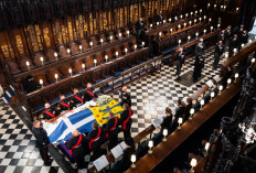 Queen's coffin heads to Scottish palace, historic church 