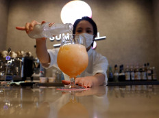Cheers!: A staff member makes a cocktail made with no alcohol during a photo opportunity at Sumadori Bar in Tokyo, Japan on Sept. 2.