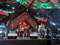 Musical cousins: The members of rap-rock band Kripikpeudeus, formed in 1997, takes to the stage at the Gelora Bung Karno Sports Complex in Jakarta on Sept. 10, the first day of the FLAVS Festival 2022. (JP/Felix Martua)