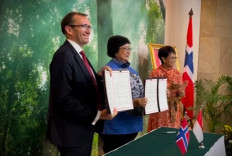Environment and Forestry Minister Siti Nurbaya Bakar (center) and Norwegian Climate and Environment Minister Espen Barth Eide (left), alongside Foreign Minister Retno L.P. Marsudi, pose with a new memorandum of understanding between Indonesia and Norway on Indonesia’s greenhouse gas-reduction efforts during a signing ceremony on Sept. 12, 2022 in Jakarta.