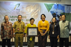 (From left) Andi Wijaya, Phd, Chairman; Wayan Sukrayasa, SKM., M.Si, Denpasar Health Office representative; Jeanny, Unit Head of Prodia Food Health Laboratory; Bertha Pangaribuan, Director of Prodia OHI; Lilis Purwanti, S.Farm., Apt. - National Agency of Drug and Food Control - Denpasar; Gunawan PS, Commisioner.

