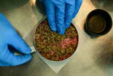 Thai pop-up wins fans with crunchless cricket burgers 