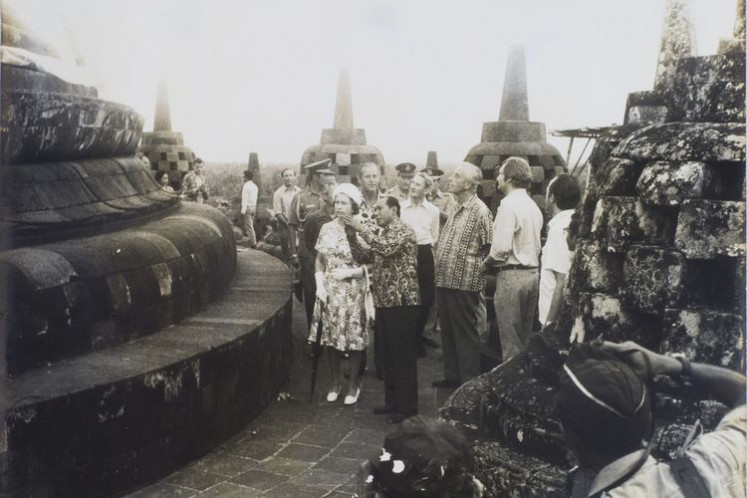The queen's visit: Queen Elizabeth II visited  Borobudur Temple in Central Java, during her tour of Indonesia in 1974. (Courtesy of Kompas.com) 