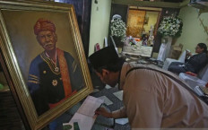 A mourner fills in the guest book at the house of the late Muslim scholar Azyumardi Azra in Ciputat, South Tangerang, Banten, on Sept. 18. 