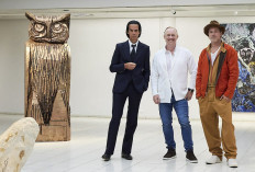 Brad Pitt unveils his sculptures at a first art show