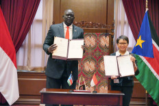 Foreign Minister Retno LP Marsudi (left) and South Sudan’s Deputy Minister of Foreign Affairs and International Cooperation, Deng Dau Deng Malek show off their newly signed joint communiqué on the establishment of diplomatic ties at the Indonesian Mission to the United Nations, New York, the United States on Sept. 20, 2022.