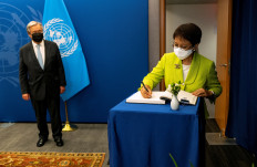 Foreign Minister Retno LP Marsudi signs a guest book as she meets with United Nations Secretary-General Antonio Guterres at UN headquarters on Sept. 18.