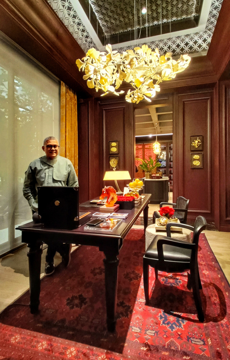 Creating a home study: For houses without home offices, interior designer Sammy Hendramianto suggests to use and decorate the hallway or balcony as a workstation. (JP/Sylviana Hamdani)