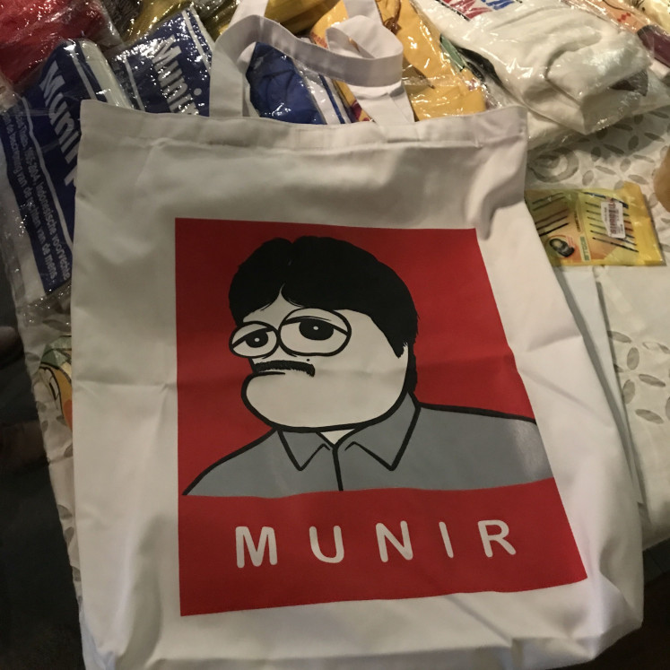 A ubiquitous image: A tote bag sports a cartoon image of Munir is spotted during the launching of 'Mencintai Munir'. (JP/Tunggul Wirajuda)
