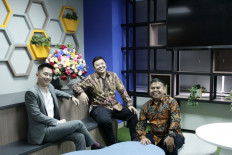 Billy Andrian, CEO of PT IndoSterling Technomedia Tbk (TECH) (left), CTO of PT IndoSterling Technomedia Tbk (TECH) Yoas (center) and Ucu Komarudin, CEO of PT Technomedia Interkom Cemerlang.