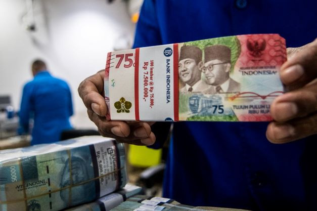 An employee arranges rupiah banknotes at Bank Mandiri in Jakarta on June 23, 2022.
