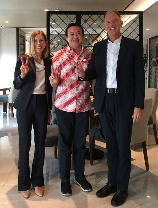 From left to right: Alissa Lurie, Senior Director of International Development and External Relations at USC Marshall, Lucky Prawiro, President of the Alumni USC in Indonesia (AUSCI), Geoff Garrett