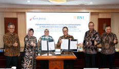 BNI Region 05 Leader Bambang Setyatmojo, BNI Deputy President Director Adi Sulistyowati, BNI Consumer Banking Director Corina Leyla Karnalies, Director of IT, Consumer and Network of Bank Jateng Wiweko Probojakti, Director of Commercial Business of Bank Jateng Puguh Budi Santosa, and Director of Compliance & Risk Management of Bank Jateng Aris Setiyawan in the MoU on Product and Service Synergy of BNI-Bank Jateng, at Bank Jateng Head Office in Semarang, Saturday (1/10/2022).