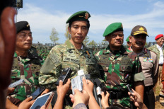 President Joko Widodo watches Army Training in Baturaja Sulse. Tuesday, June 16, 2015. 
