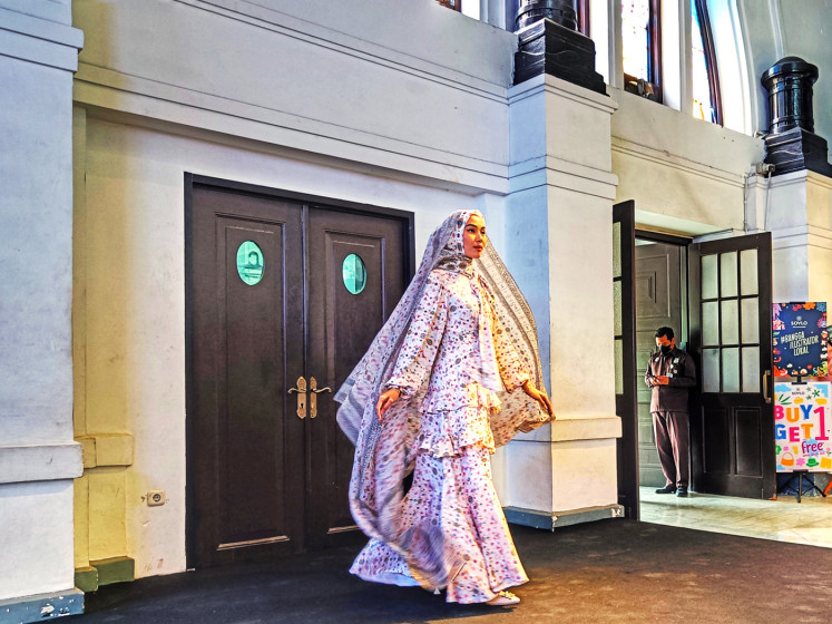 Road to be the center of Muslim fashion: A model walks on the catwalk during the preview event at Pos Bloc, Jakarta. Ministries, designers and other fashion stakeholders prepare Indonesia as the qibla of Muslim fashion in 2024.(JP/Sylviana Hamdani)